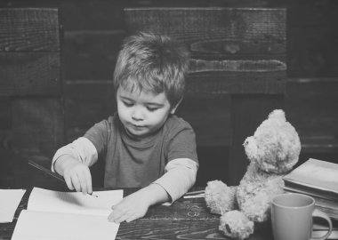 alternatif eğitim. Küçük çocuk içinde ders kitabı yazma. Çalışkan çocuk öğrenme harfleri. Erken öğrenme kavramı