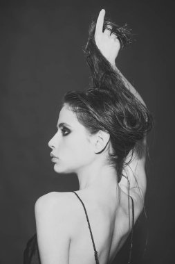 Profesyonel yüz makyaj güzellik kadın yüzü. Tatlı, güzel genç kadın modeli ile taze doğal cilt üzerinde siyah arka plan. Glamour saç stili ile kız portresi. Yüksek çözünürlük
