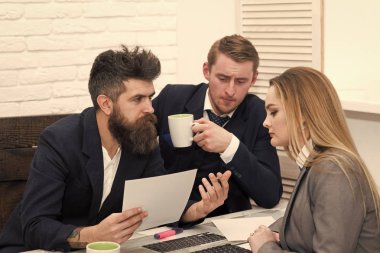 İş görüşme kavramı. İş ortakları, işadamları toplantısında, office arka plan. Patronlar işe kadın görüşme. İşadamı deneyim ve becerileri hakkında cv, özgeçmiş, soru sormak