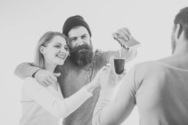 Ortak eğlence. kızartma, eğlence, arkadaş ev partisi, yenilikçi şirket birlikte, iki erkek bir kadın, gülümseyen, pozitif, rahat, sahip eller takılmak kadar içme alkol, mutlu genç insanlar kapatmak