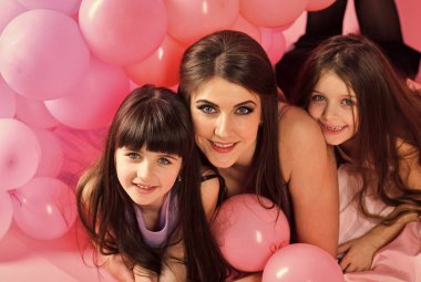 Yüz çocuk dergisinin kapağı için. Kız çocuklar senin advertisnent portre yüz. Doğum günü, mutluluk, çocukluk.