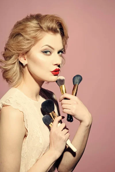 Retro make-up. Skönhet mode modell flicka. Mode utseende. Makeup och kosmetika, hudvård, visage. — Stockfoto