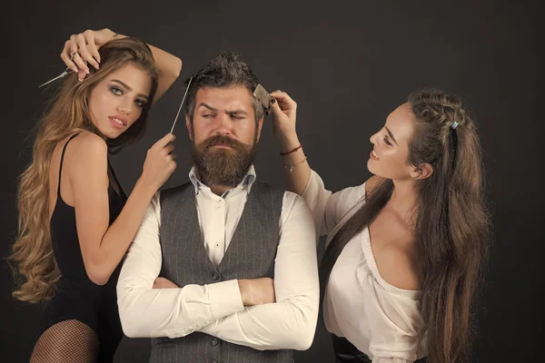 Amigos en la peluquería. La gente hace cortes de pelo, relaciones amorosas, amistad . — Foto de Stock