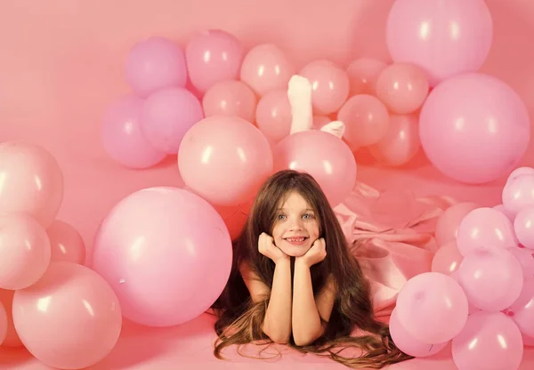 Kinder stellen sich der Hautpflege. Porträt Mädchengesicht in Ihrer Werbung. Kind in Luftballons, Geburtstag. — Stockfoto