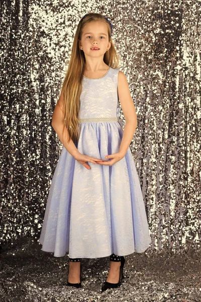 Moda infantil. Menina criança em vestido de glamour elegante, elegância. criança com cabelos longos no vestido . — Fotografia de Stock