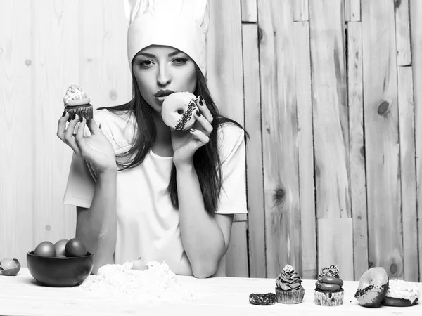 Кондитерская. Женщина-повар с десертами — стоковое фото