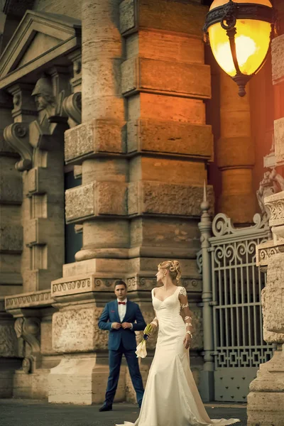 Свадебные услуги. Свадебная пара возле каменного здания — стоковое фото