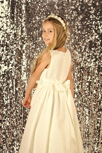 Moda per bambini. Bella bambina modello indossa un abito bianco su sfondo argento . — Foto Stock