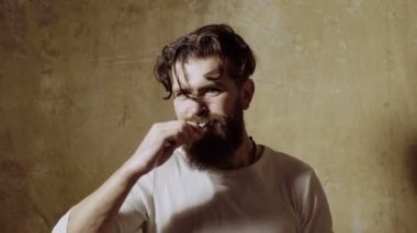 Genç adam Dişlerini fırçalıyor süre aynaya bakıyorum.