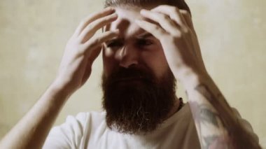 adamın saçları tarak. Yakışıklı beyaz adam tarak sakal ve gülümseme