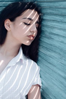 Güzel hayalperest. Arap kadın kapalı gözlerle, saf bak sakin ol. Şehvetli kadın uzun saçlı. Cilt Bakımı ve tazelik. Toplam gevşeme ve gerçek mutluluk. Gün rüya ve duygu sakin