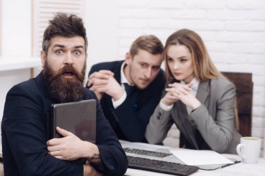 Başlangıç kavramı. İş anlaşmaları, anlaşma koşullarını görüşmek. İş ortakları veya işadamı toplantısında, office arka plan. Sakallı ve klasör öneriyor olağanüstü başlangıç fikir