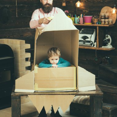 Kozmonot kariyer hakkında hayal. Seyahat ve macera. Ailesi ve çocukluk. Dünya gün kavramı. Fikir geliştirme eğitim ve çocuk. Baba ve kağıt roket küçük çocuk. Baba gün.