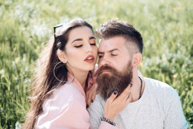 Bir ve tek. Yaz çayır şehvetli kadın kucaklama sakallı adam. Aşk ve tutku kaybetti. Aşık çift güneşli günde sakin ol. Sonsuz aşk