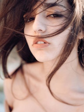 Güzellik modeli mükemmel cilt, Cilt Bakımı ile. Saf duygusallık. Arap kadın uzun esmer saçlı. Cilt Bakımı ve tazelik. Doğal makyaj yüzü olan kadın. Glamour bakışla şehvetli kız