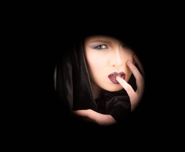 Siyah Cuma kavramı. Gothic Moda ve güzellik. Makyaj göz ve cilt bakımı kız şehvetli. Seksi kadın siyah başlıklı. Din ve ölüm kavramı. Gizemli kız makyaj moda modeli.