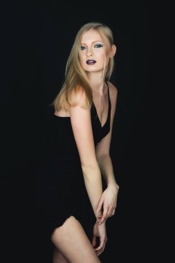 Manken makyaj ve şık bir saç modeli. Seksi kadın siyah izole sarı saçlı. Makyaj göz ve cilt bakımı şehvetli kız. Kuaför ve güzellik salonu. PIGTAIL sarışın saçlı kız.