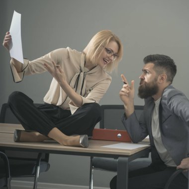 Ofiste yoğun bir gün. Şehvetli kadın ve sakallı adam birlikte ofisinde çalışıyorum. Başarı için işbirliği. İş üzerinde yoğunlaşmıştır. İş kadını ve işadamı iş planı yazın