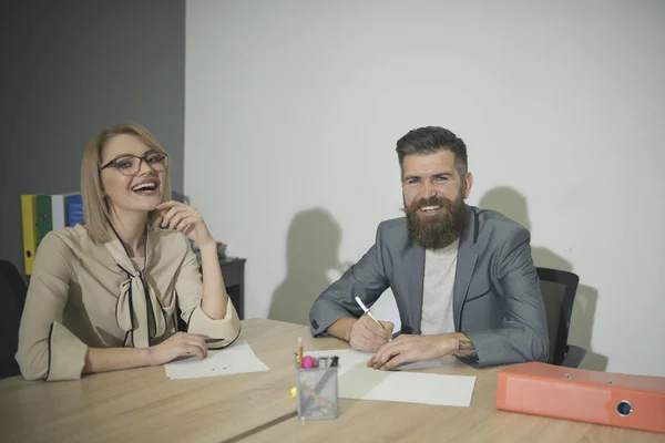 Business γυναίκα και άνδρα χαμόγελο στο γραφείο. Επαγγελματίες κορίτσι και γενειοφόρος άνδρας έχει συνάντηση στο γραφείο, συγκέντρωση στο χώρο εργασίας — Φωτογραφία Αρχείου