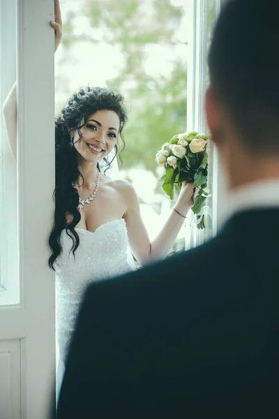 Mulher sensual com maquiagem nupcial e penteado. Feliz sorriso de noiva para noivo. Mulher e homem no dia do casamento. Menina da moda com aparência glamour e beleza. Conceito de casamento. amor e romance — Fotografia de Stock