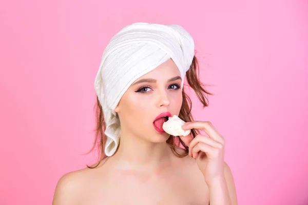 Femme sexy avec serviette sur la tête après la douche. femme sexy manger guimauves ou meringue dessert — Photo