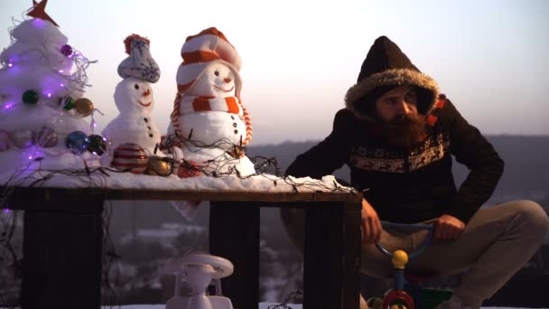 Felice anno nuovo con Pupazzo di neve. Coppia felice pupazzi di neve. Festeggiamenti dei pupazzi. Eccitato uomo cavalcando triciclo sul cielo grigio — Video Stock