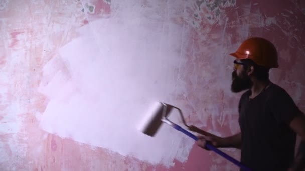 Художник з балончиком і пензлем у своїй робочій кімнаті. живописець на роботі бере колір з пензлем для фарби — стокове відео