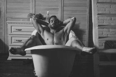 adam tuvalette dinleniyor. Welness, sağlık, zevk, sakin ol