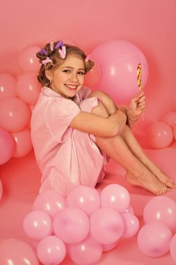 Moda genç çocuk modeli fece kapatın. Yüz kadın çocuk mutlu duygu ile. Doğum günü, punchy pastel, güzellik.