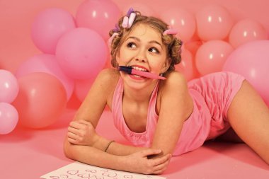 Çocuk iyi bir ruh hali ile. Kız kalp Sevgililer günü çizer