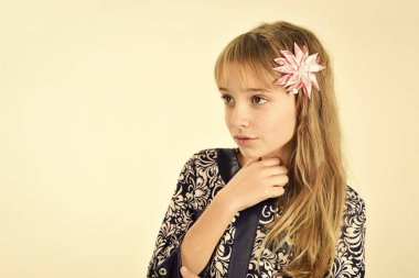 Çocuklar cilt bakımı yüz. Portre kız senin advertisnent yüzüne. küçük kızın sağlıklı saçlar. küçük kız çocuk üzerinde beyaz izole sağlıklı saçlar