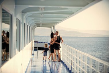 Mutlu anne sevimli oğlu tatile öpüşme. Üzerinde seyahat aile cruise gemi güneşli günde. Aile ve sevgi kavramı. Baba, anne ve çocuk arka plan üzerinde deniz cruise liner güvertede stand