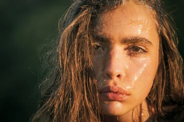 Doğal kozmetik. yüz kadın için bal ile Masaj, kız, kopya alanı için spa salonda masaj.