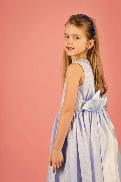 Modèle de mode sur fond rose, beauté. Mode et beauté, petite princesse. Regarde, coiffeur, maquillage. Petite fille en robe tendance, bal de promo. Enfant fille en robe glamour élégante, élégance — Photo