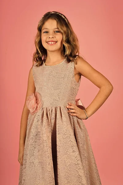 Les enfants soignent la peau. Portrait fille visage dans votre publicité. Modèle de mode sur fond rose, beauté. Petite fille en robe à la mode, bal de promo . — Photo