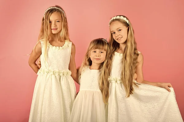 Grupo de crianças felizes em roupas comemorativas no fundo rosa. Feriados, Natal, ano novo, casamento, conceito de x-mas — Fotografia de Stock