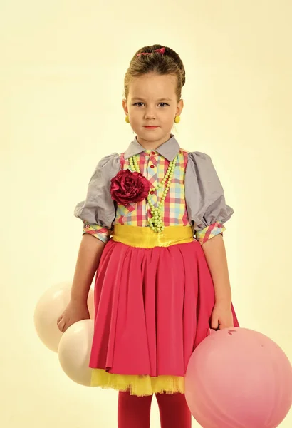 As crianças enfrentam cuidados com a pele. Cara de menina retrato em seu advertisnent. bonito menina segurando balões isolados no fundo branco — Fotografia de Stock