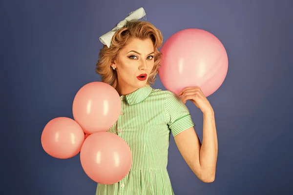 Retro Doğum günü. Seksi sarışın kız retro makyaj ile tutun balonlar. — Stok fotoğraf