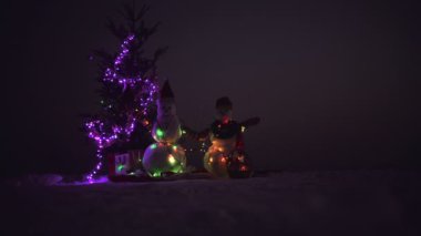 İki kardan adam, harika bir çift. Atkı takan bir kardan adam. Mutlu Noeller.