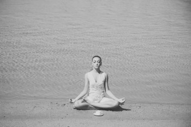 kadın meditasyon. kadın meditasyon yoga poz kahve fincanı su ile
