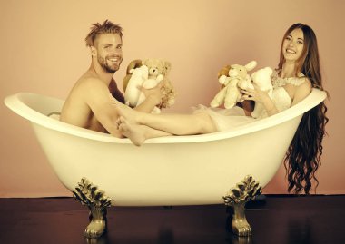 Çift banyoda aşık. Erkek ve kız arkadaşı, pembe arka plan sakin ol.