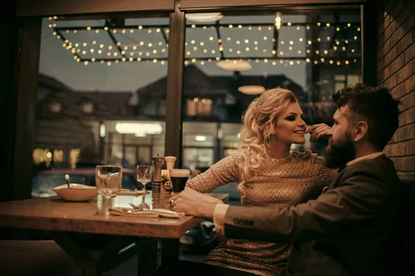 bir çift bir tarih aşık. tatil kutlaması ve parti. tatil kutlaması aşık genç çiftin