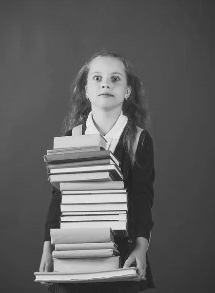 Zurück zum Schul- und Hausaufgabenkonzept. Mädchen im Klassenzimmer — Stockfoto