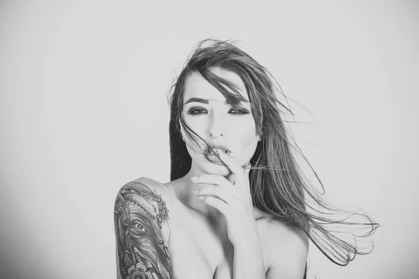 Mulher bonita com tatuagem no ombro — Fotografia de Stock