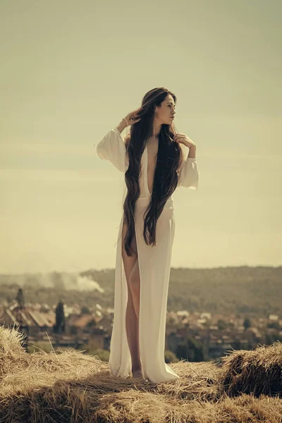 Güneşli açık uzun saçlı kadın