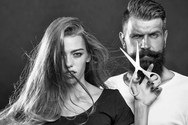 Kuaförlük Hizmetleri. Şık çift makas ile