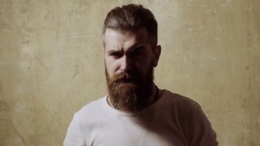 adam aynaya bakar. Mükemmel görünümlü. Yakışıklı genç adam ayna karşı ayakta