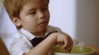 neşeli çocuk süt yulaf lapası yemek mutfakta