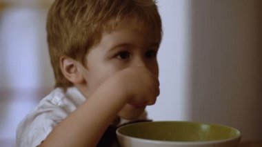 Tabak yulaf ezmesi kahvaltıda yeme çocuk. Saat karikatürler yeme çocuk