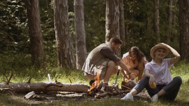 Vänner på en campingtur — Stockvideo